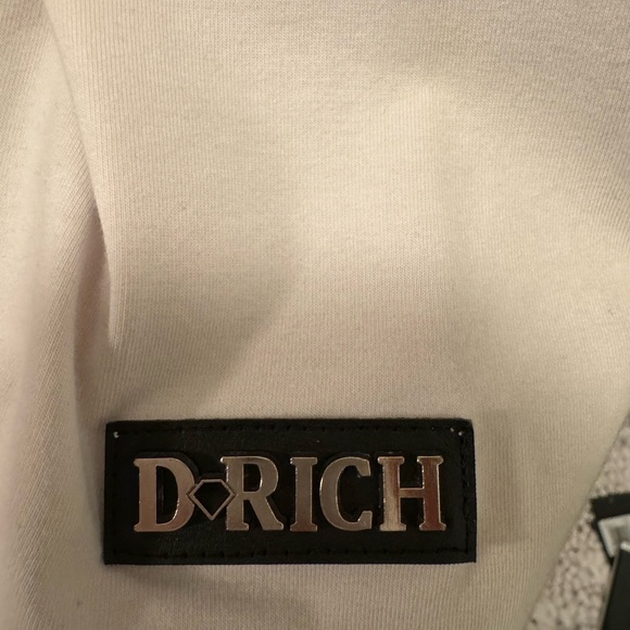 D - Rich Clothing - Picture 12 of 13